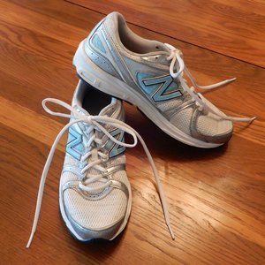 Ladies New Balance sneakers -- clean!  Size 8.